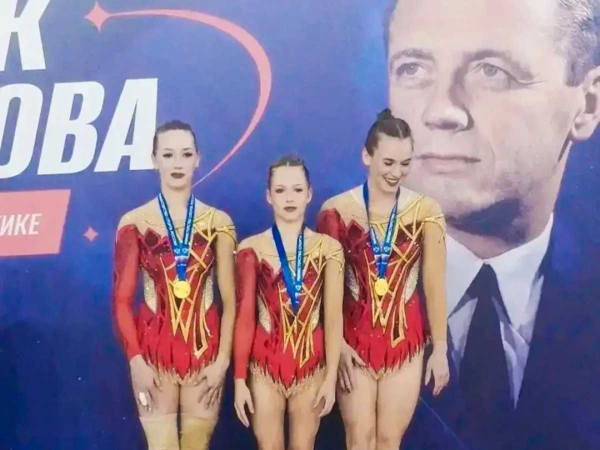 Новгородские акробатки занимаются под руководством тренерской бригады Фёдоровых.