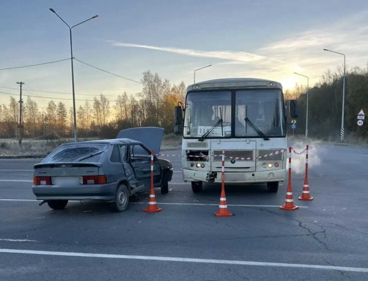 Автомобиль и автобус получили повреждения. Автомобиль и автобус получили повреждения.