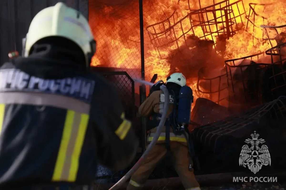 Пожар в течение семи часов тушили 33 сотрудника МЧС и девять единиц техники.