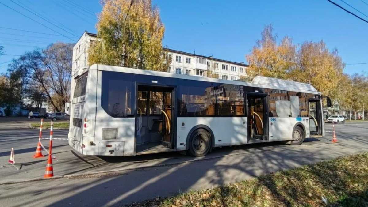 Пассажира с вывихом надколенника доставили в больницу.