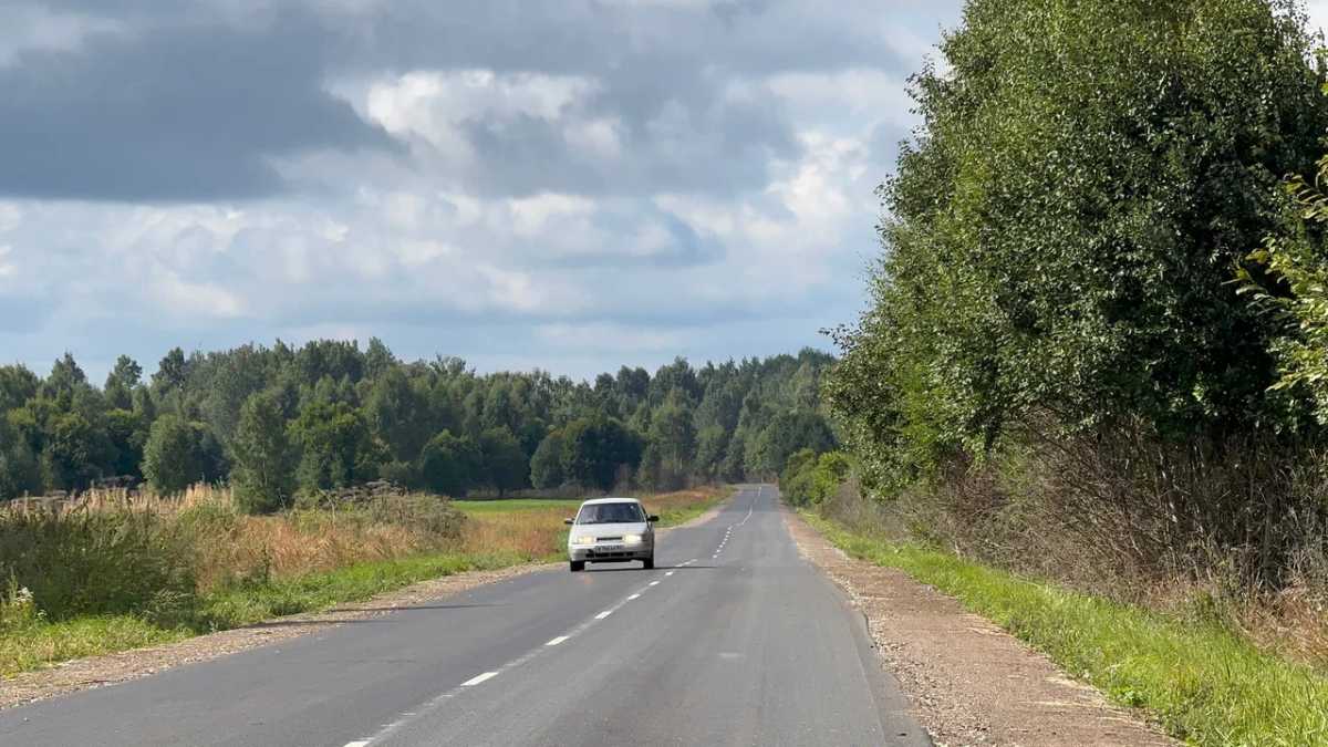 Дорожники фрезеровали старое покрытие и уложили новый асфальтобетон.
