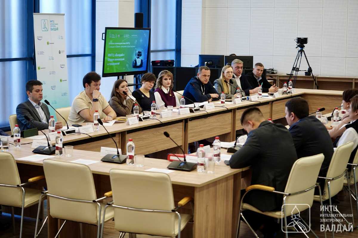 Участниками форума стали представители власти, науки, бизнес-сообщества, сотрудники и студенты Новгородского университета. Участниками форума стали представители власти, науки, бизнес-сообщества, сотрудники и студенты Новгородского университета.