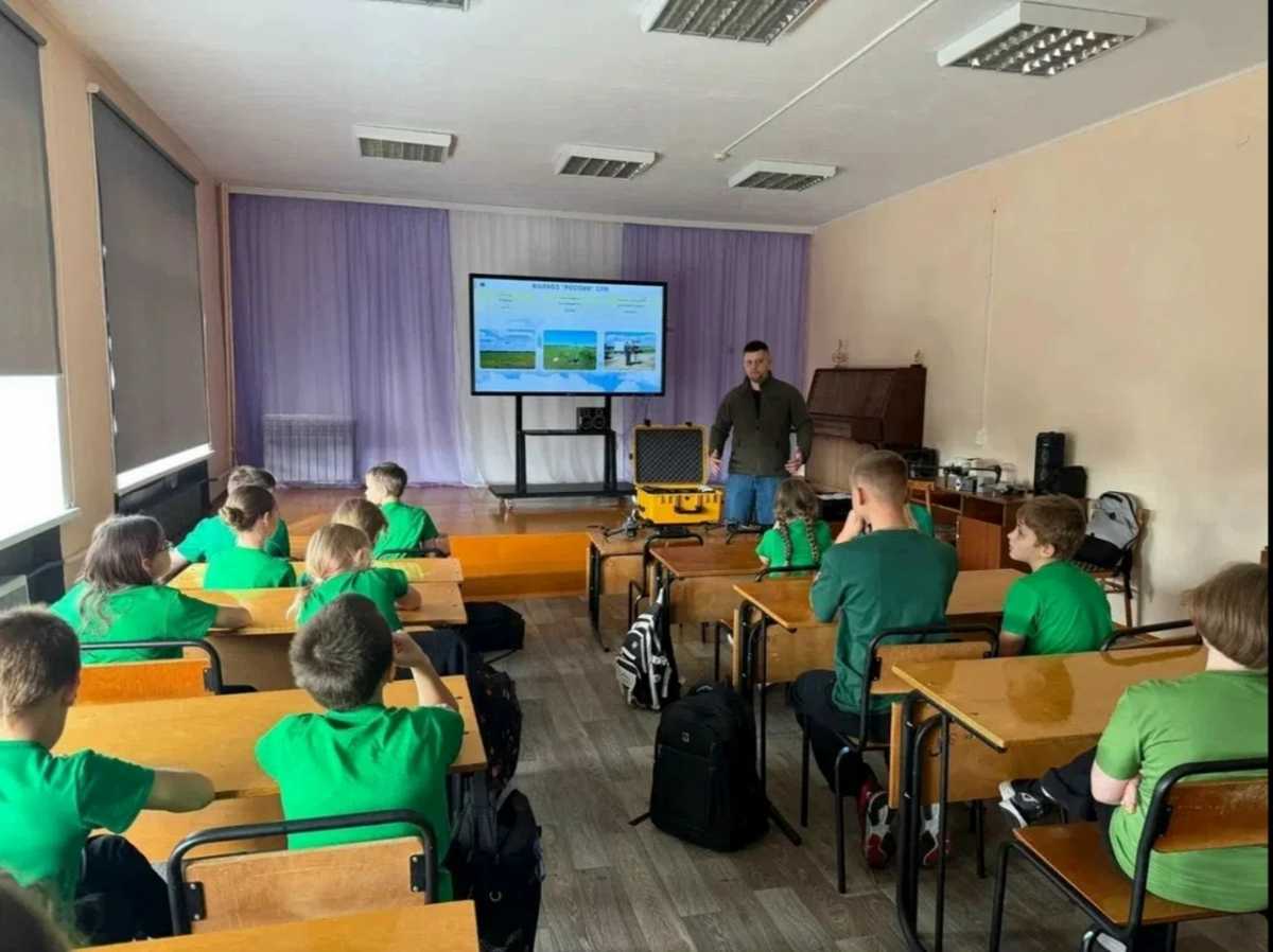 Школьники узнали, как дроны помогают аграриям решать повседневные задачи: от мониторинга состояния посевов и оценки всхожести культур до точечного внесения удобрений и контроля за состоянием мелиоративных систем.