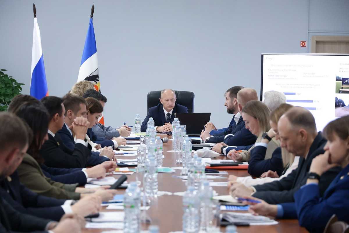 Заседание правительства Новгородской области провёл первый заместитель губернатора Евгений Богданов. Заседание правительства Новгородской области провёл первый заместитель губернатора Евгений Богданов.