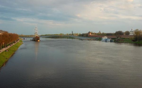 Работы по дноуглублению на Волхове, мелиорация позволят не только сделать реку доступной для туристических теплоходов, но и благоустроить её берега в Великом Новгороде.