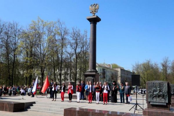 Памятная стела в Великом Новгороде была открыта 8 мая 2010 года