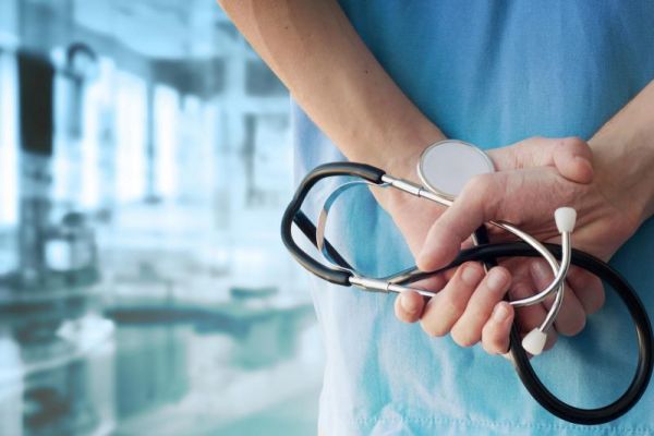 Для снижения смертности населения в Новгородской обласьти планируется доукомплектовать кадрами медицинские учреждения и повысить квалификацию медперсонала.