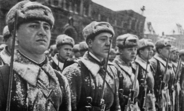 Некоторые военные подразделения сразу после парада на Красной площади отправлялись на фронт.