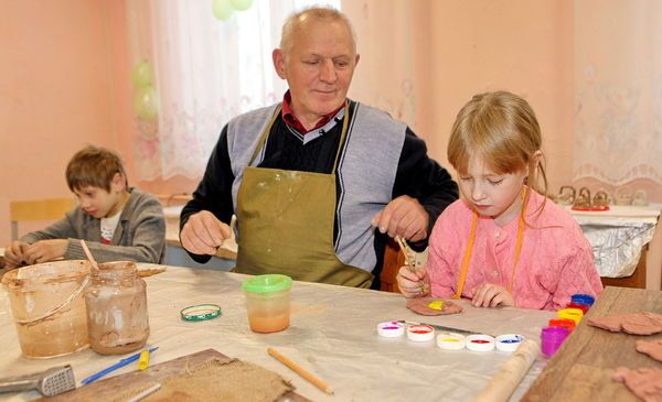 «Семейные творческие мастерские» - проект, направленный на подготовку к самостоятельной жизни детей-инвалидов через занятия творчеством в гончарном и швейном классе.