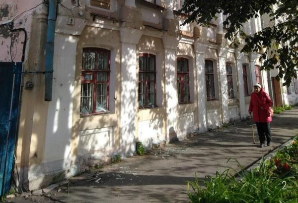 На днях в Сольцах неизвестные разбили окна в Центре детского творчества и в здании бывшего военкомата.