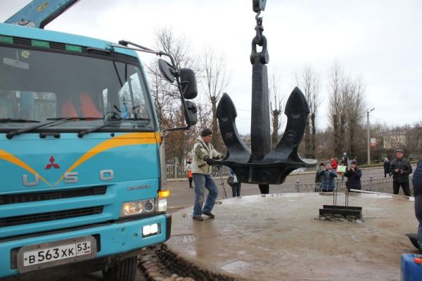 Инициатива установки памятника принадлежит боровичанину Валерию Артемьеву.