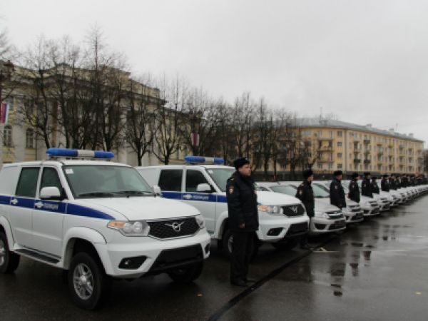 Новгородские полицейские получили служебные автомобили марок «УАЗ Патриот» и «Лада».