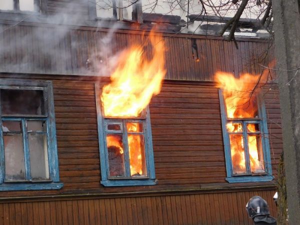 При пожаре в окуловской двухэтажке погибла женщина