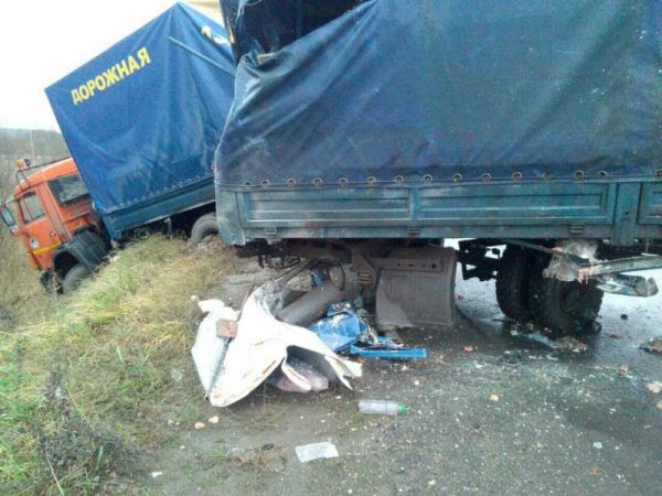 Причинами аварии в Окуловском районе стали гололедица и невнимательность водителя грузовика