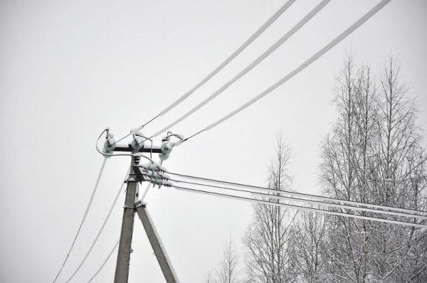 Из-за с налипания снега на проводах воздушных линий электропередачи возможны технологические нарушения на энергообъектах.