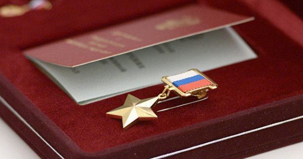 Согласно закону «Об установлении звания Герой Российской Федерации» от 1992 года, высшая награда страны присуждается «за заслуги перед государством и народом, связанные с совершением геройского подвига».