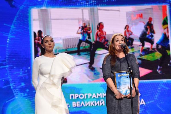 Диплом лауреата и статуэтку  «Золотой росток» Татьяна Чернева получила из рук певицы Алсу.