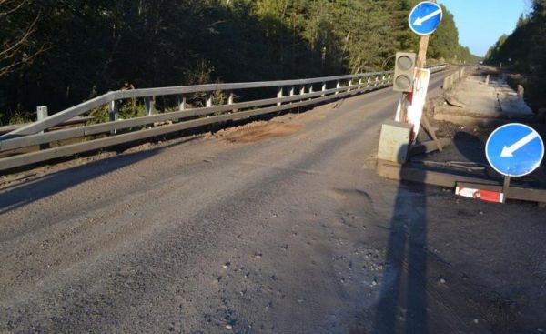 Мост над Шегринкой в Окуловском районе ремонтируют уже не один год.