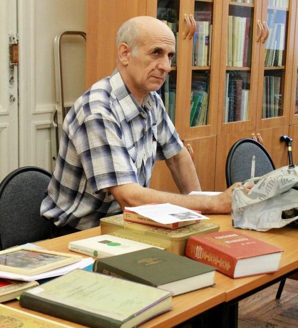В прошлом Анатолий Объедков – инженер. В настоящее время он проводит литературные занятия для новгородцев.