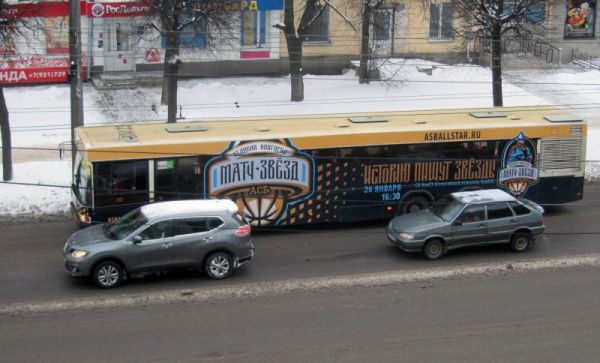 По Великому Новгороду колесит фирменный автобус Ассоциации студенческого баскетбола