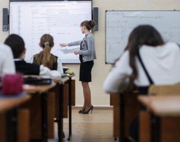 Лучшим учителям полагаются премии в 200 тыс. рублей.