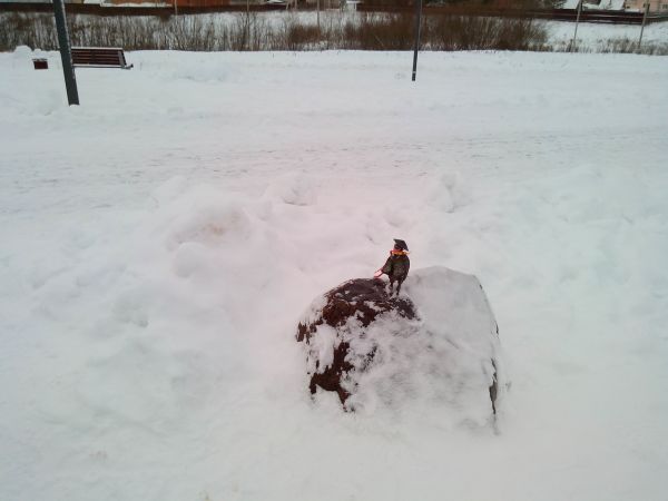 Сейчас некоторые объекты Веряжского сквера утопают в снегу