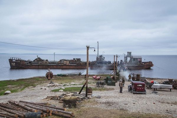 Для съёмок фильма на побережье Ильменя был воссоздан порт Осиновец