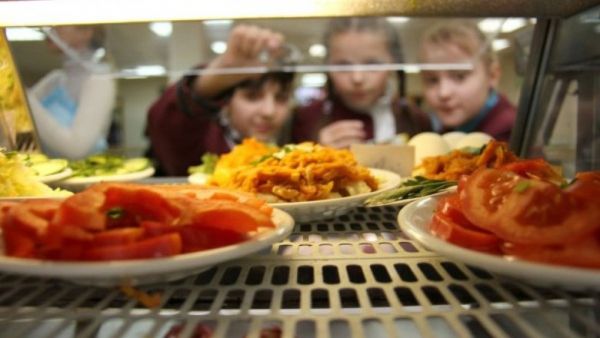 Новые санитарные правила не запрещают родителям давать детям еду в школу