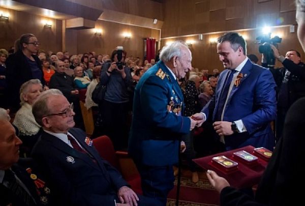 Андрей Никитин поздравил ветеранов и вручил им памятные знаки.