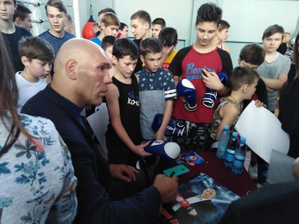 Фотогалерея «НВ»: Николай Валуев ответил на вопросы юных новгородских боксёров