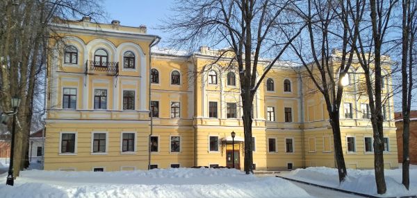 История Новгородского областного колледжа искусств началась с этого здания в кремле. Но теперь его нужно освободить.
