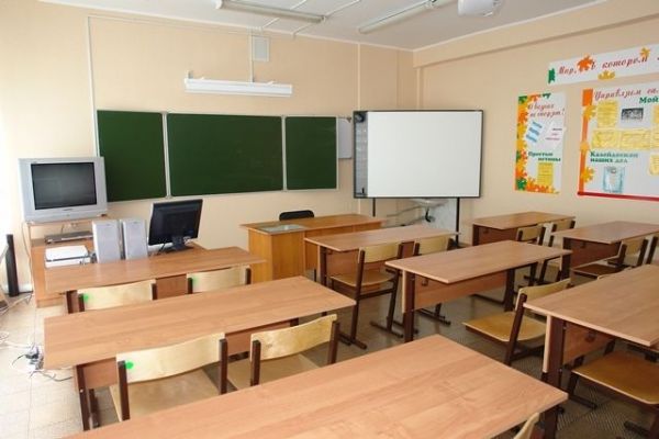 Сегодня новгородские школы опустели – после звонков от телефонных террористов учащихся эвакуировали.