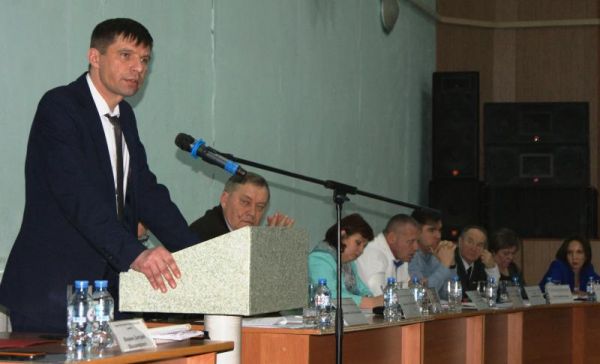 Депутаты признали удовлетворительной работу главы Пестовского района, собиравшегося уйти в отставку