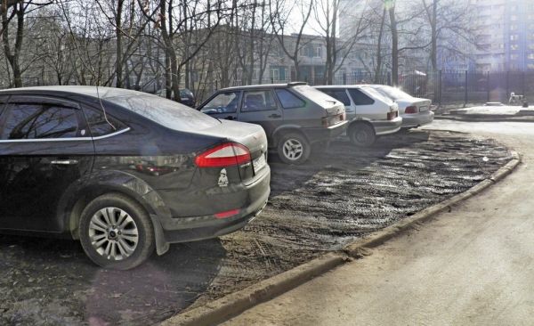 Самозахват газонов и благоустроенных территорий автомобилистами для Великого Новгорода явление повсеместное