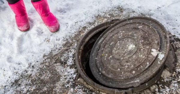 Прокуратура Новгородского района провела «горячую линию» по проблеме открытых канализационных колодцев.