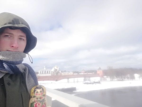 По центральным улицам Великого Новгорода Пётр прогулялся с матремином - симбиозом матрёшки и терменвокса