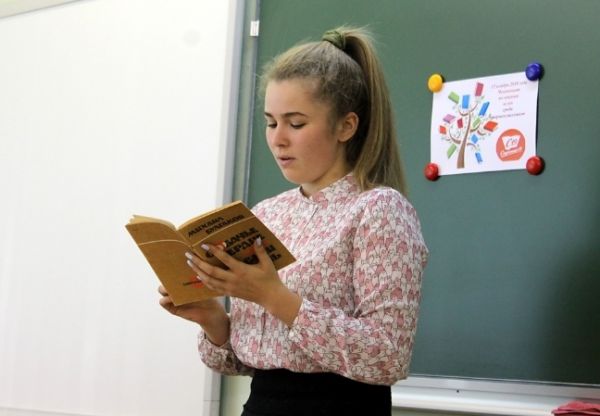 Участники чемпионата читают вслух на время без подготовки выбранные организаторами отрывки из книг русской и зарубежной прозы, поэзии.