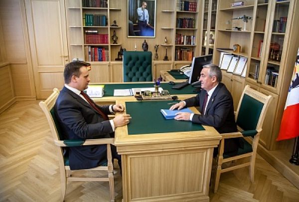 Тему благоустройства в сельских поселениях обсудили губернатор Андрей Никитин и Юрий Бобрышев, заместитель председателя правительства области.