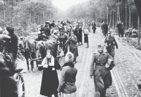 На фото немецкие беженцы в Восточной Пруссии в 1945 году.