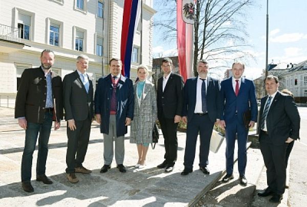 Андрей Никитин и Петер Кайзер подписали соглашение о более тесном сотрудничестве между регионами, в рамках которого будут расширены связи в торгово-экономической, научно-технической, культурной и гуманитарной сферах.