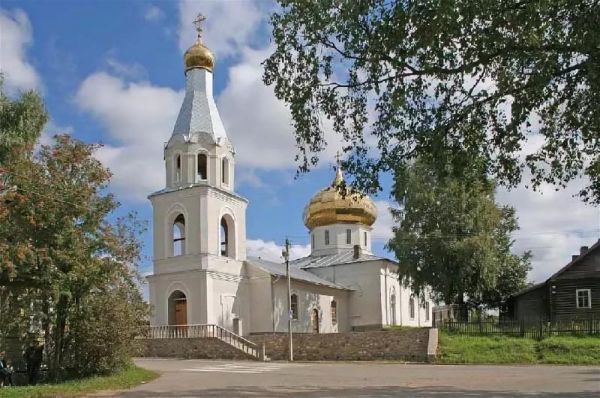 В 1787 году в Мошенском на правом берегу реки Уверь построили каменный пятипрестольный храм с колокольней. Сегодня он носит имя Святого Николая Чудотворца.