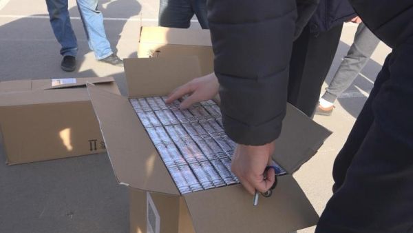 Подозреваемых задержали с поличным во время совершения сделки по продаже очередной партии табака – более 1,5 тыс. пачек сигарет на сумму свыше 100 тыс. рублей.
