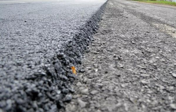 Глава Новгородского района Олег Шахов сказал, последовательность ремонтных работ на дорогах муниципалитета уже определена.