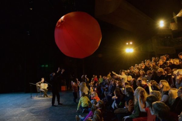Пять фестивальных дней на профессиональных сценах Великого Новгорода зрители могли увидеть драматические спектакли, театр кукол, сторителлинг, объектный театр и современный танец.