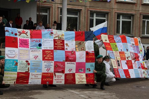 Добавим, что акция «Солдатский платок» проходит во многих российских городах.