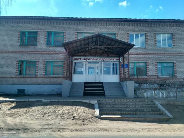 В Демянской детско-юношеской спортшколе планируется отремонтировать и утеплить кровлю здания, спортивный зал, душевые комнаты и заменить окна.