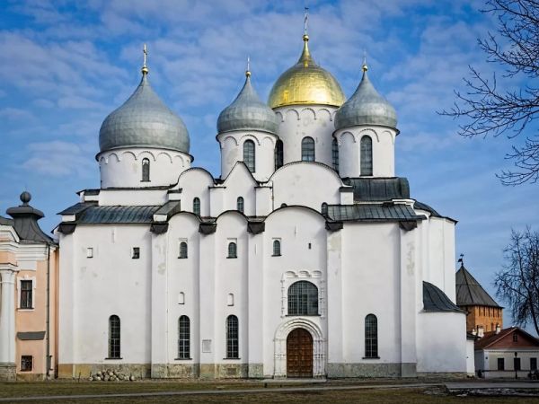 Прямя трансляция из Софийского собора на канале Новгородского областного телевидения начнется в 23.00.