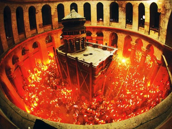 С 29 апреля частицы Благодатного огня будут отправлены во все храмы епархии. Точную дату прибытия огня в каждый храм необходимо уточнять на месте.