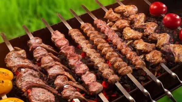 По словам главного внештатного диетолога Минздрава Виктора Тутельяна, при выборе мяса лучше отдавать предпочтение нежирным сортам, например, баранине.