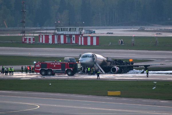 По официальной информации, при крушении самолета выжили 37 человек из 78 находившихся на борту